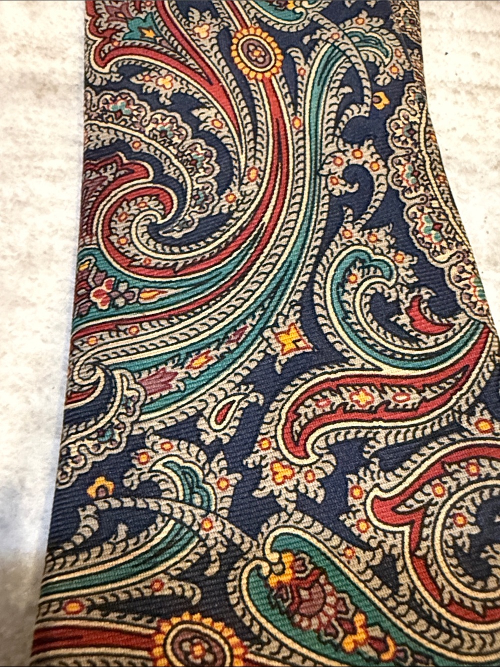 100% silk Gant Paisley Pattern Men's Tie in Black, Red & Green - Picture 10 of 10